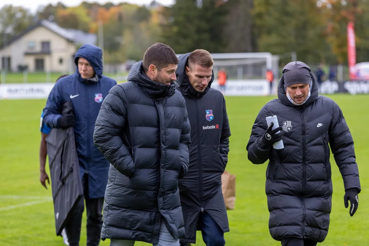Paide Linnameeskonna seisud püsivad meeskonna eestvedajate jaoks, peatreener Ivan Stojkovič on vasakult teine, pinevad ja kolmas koht pole veel sugugi kindel.