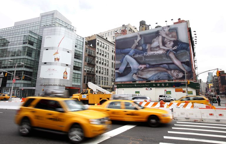 "Calvin Klein" lielformātu džinsu reklāma Ņujorkas centrā