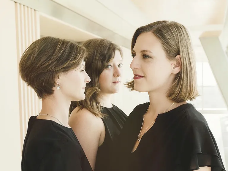 Liene Dobičina (vidū) kopā ar kolēģēm no trio "Metamorfoze" – flautisti Zani Jurēvicu (pa kreisi) un pianisti Zani Rubesu.