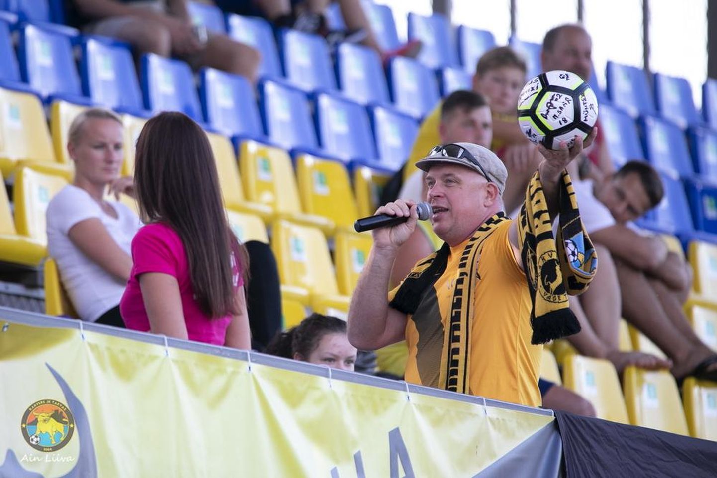 Heategevuslikul oksjonil eilse jalgpallimängu vaheajal viibutas haamrit Rakvere teatri näitleja Tarvo Sõmer.