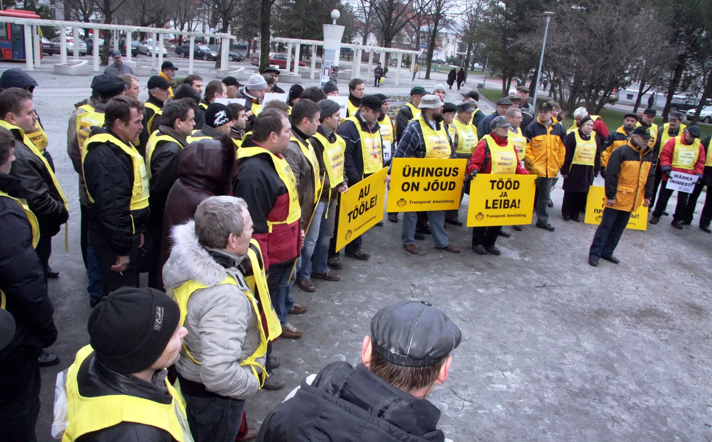 Bussijuhtide meeleavaldus Pärnus maavalitsuse hoone ees.