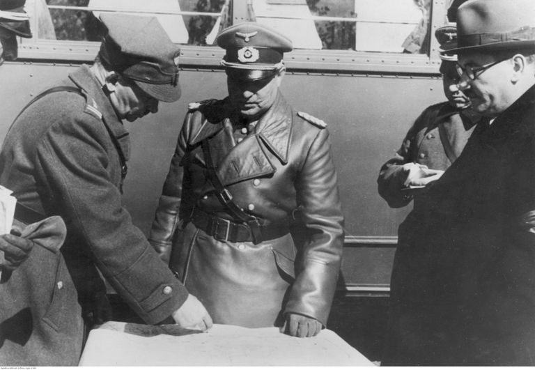 Poola digitaalarhiivis olev foto saksa kindralist Günther von Klugest (keskel) ja teistest ohvitseridest septembris 1939 Poolas