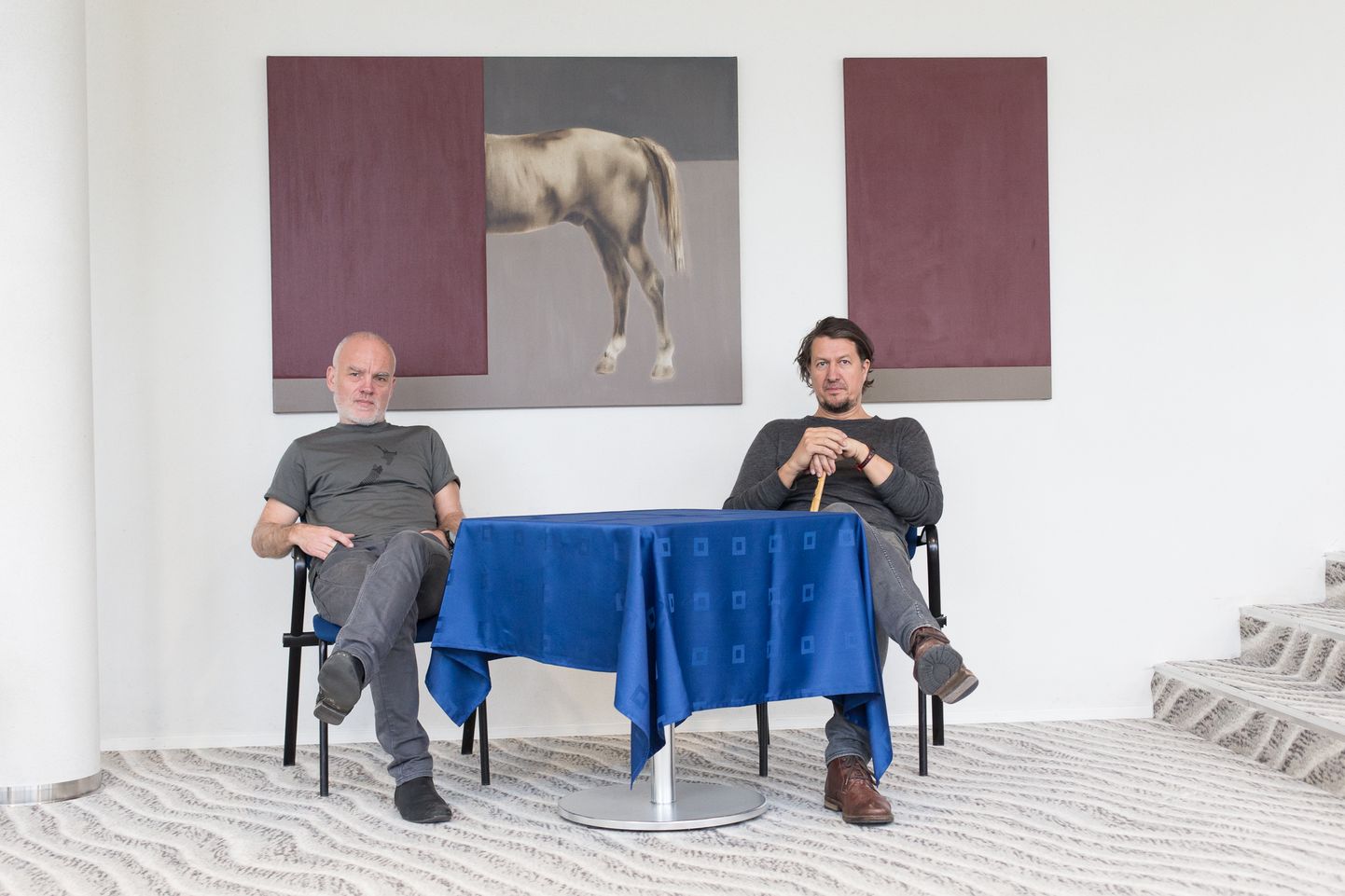 Näituse "5+" kuraatorid Lauri Sillak aka Laurentsius ning Mauri Gross viimase enigmaatiliste tööde "Absoluutne kuulmine" ja "Absoluutne vaikus" taustal.