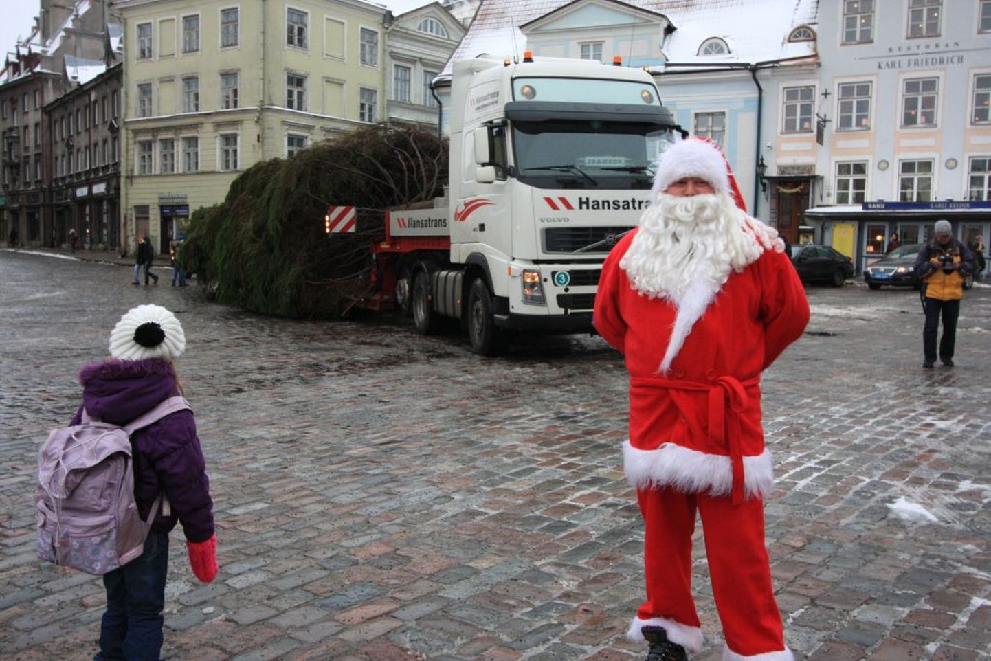 На заднем плане - грузовик с рождественское елкой.