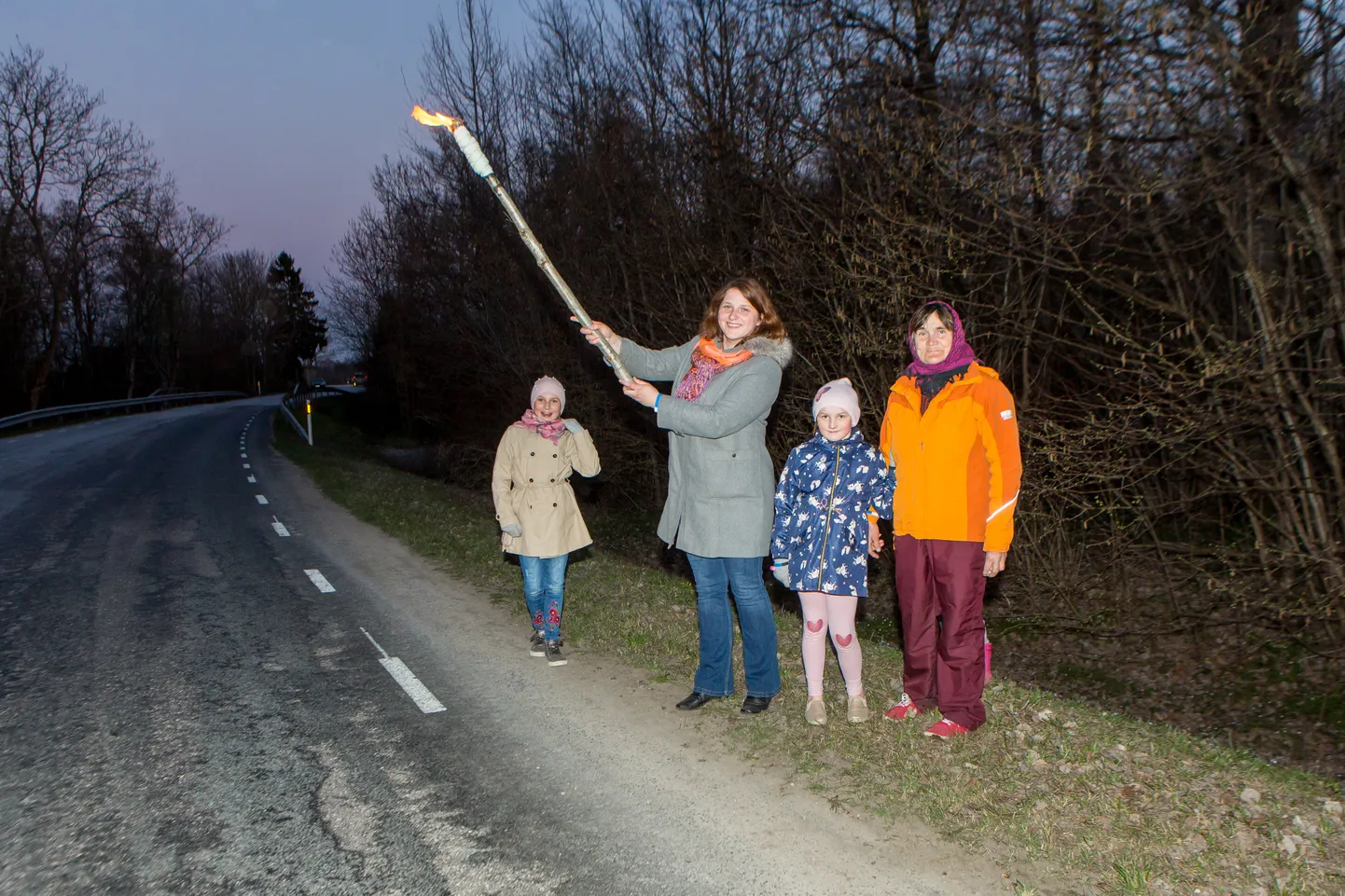 TULEHOIDJAD: Eliise Raud, Liis Pärna, Marie Raud ja Tiia Raud esindasid Laadjala ja Kiratsi küla.