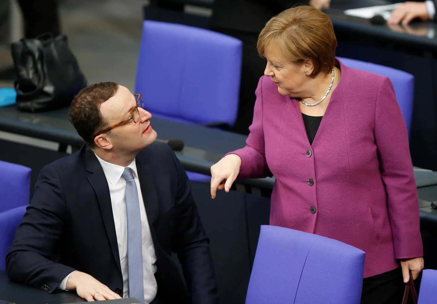 Angela Merkel rääkimas Jens Spahniga.