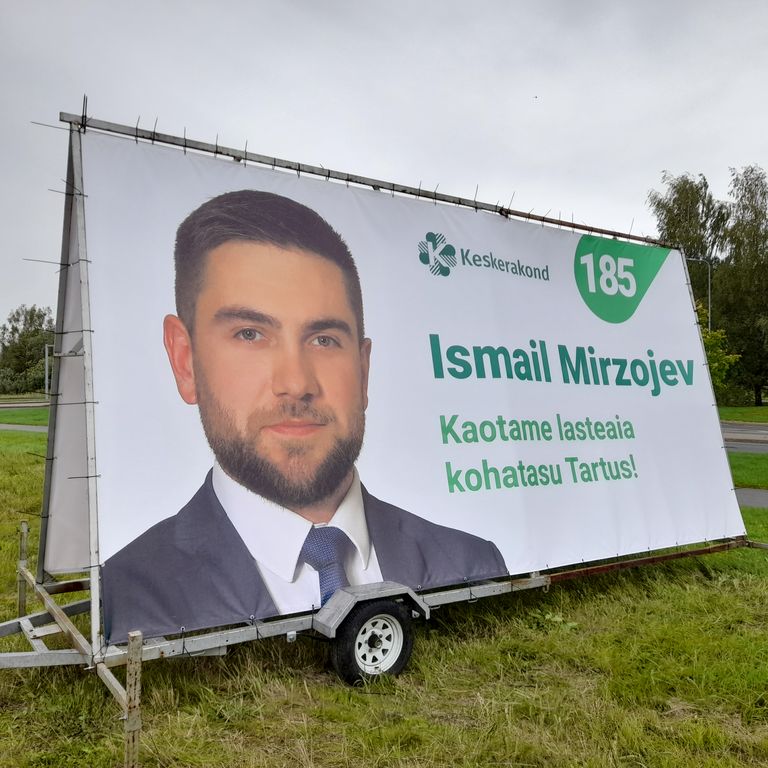 Vaidlusaluse treilerreklaami teisel küljel on eestikeelne plakat Ismail Mirzojevi valimislubadusega. Et selle sisu pole aga teisel küljel olevaga identne, ei saa seda suure tõenäosusega nõuetekohaseks tõlkeks pidada.
