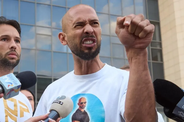 Andrew Tate ja tema vend sel suvel Rumeenias Bukarestis kohtumajast lahkumas.