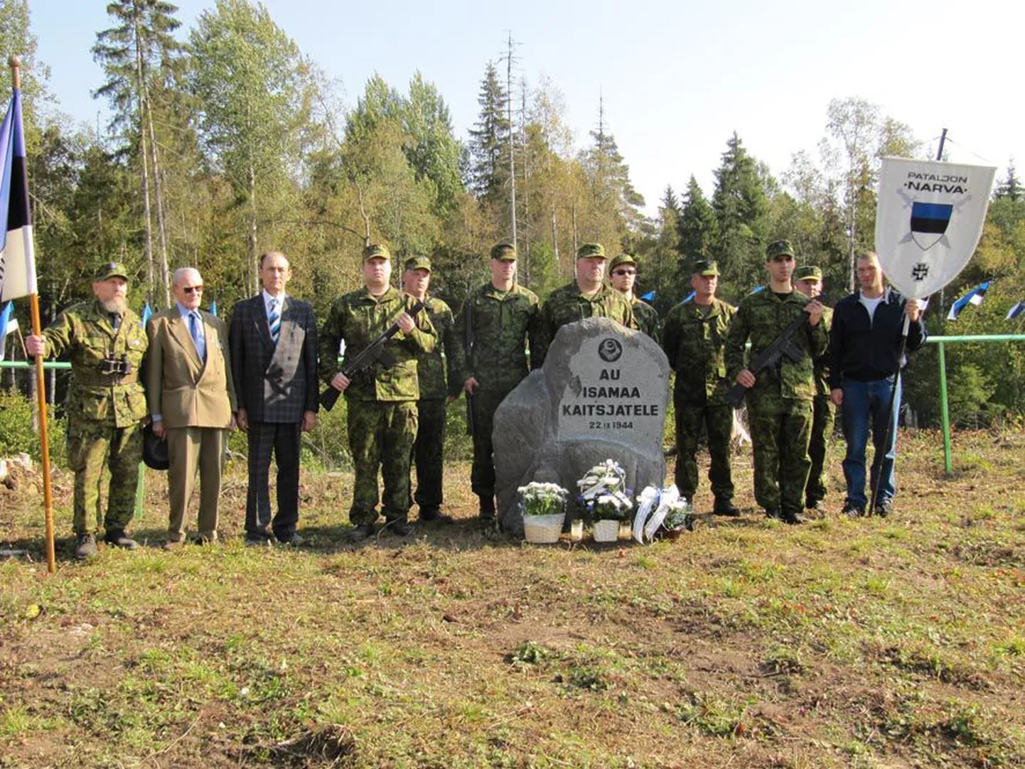 Mälestuskivi auvalves on Kaitseliidu Järva maleva Roosna-Alliku kompanii kaitseliitlased.