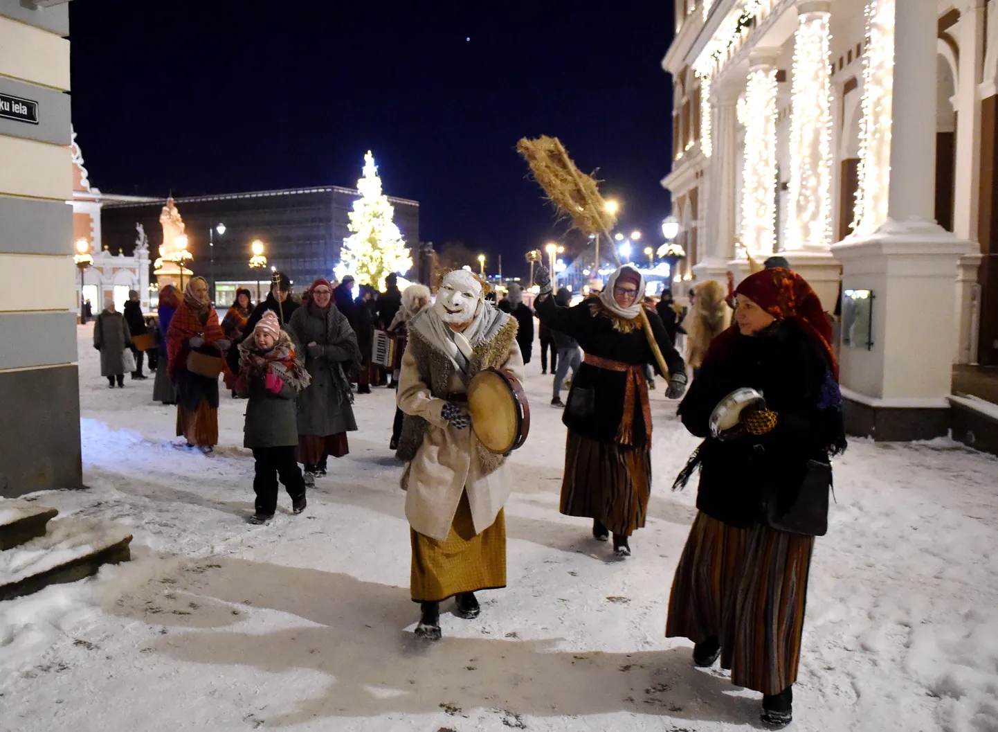 Vecrīgā ar bluķa vilkšanu ieskandina ziemas saulgriežus
