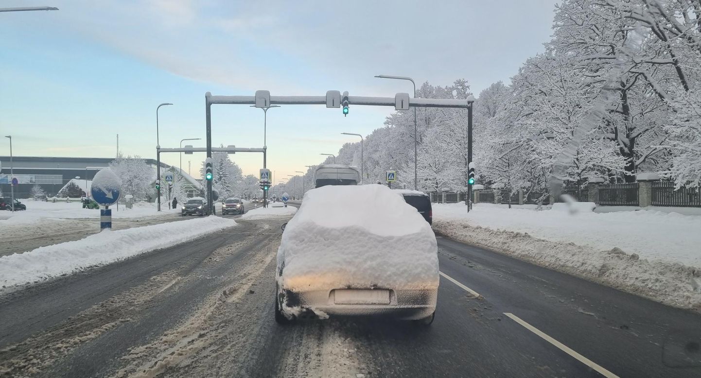 Lumemütsiga autosid leidub liikluses omajagu.