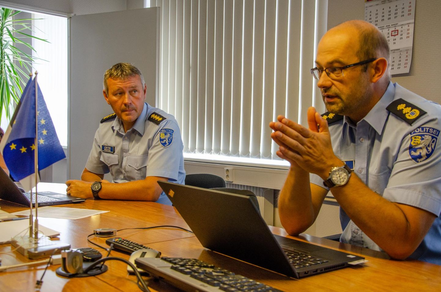 Viljandi politseijaoskonna juht Künter Pedosk (vasakul) ja Lõuna politseiprefekt Vallo Koppel