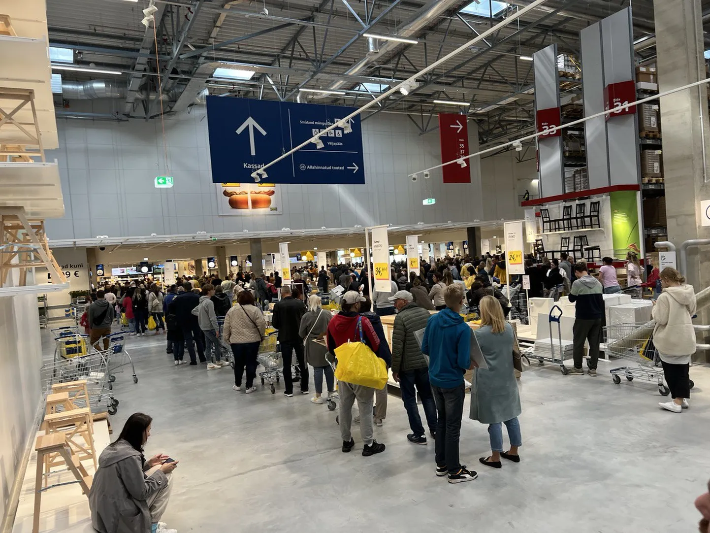 Наплыв покупателей в IKEA.