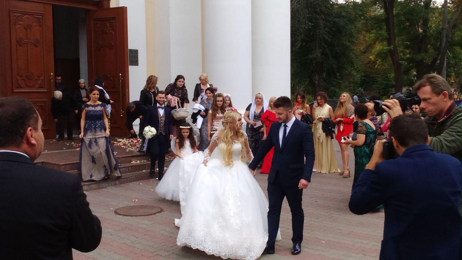Külastades äsjaremonditud Preobraženski katedraali avanes võimalus jälgida ka traditsioonilist armeenia pulma, kus pruutpaari kirkust väljumise järel asus pulmaseltskond rahvatantsu vihtuma.