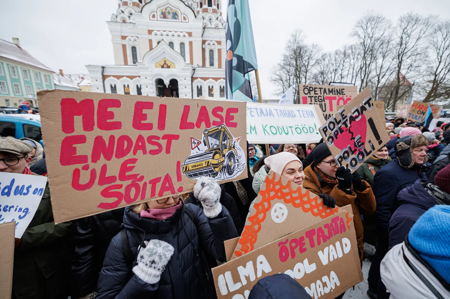 Esimene meeleavaldus toimus esmaspäeval Tallinnas, kui streikijad kogunesid Toompeale riigikogu ette.