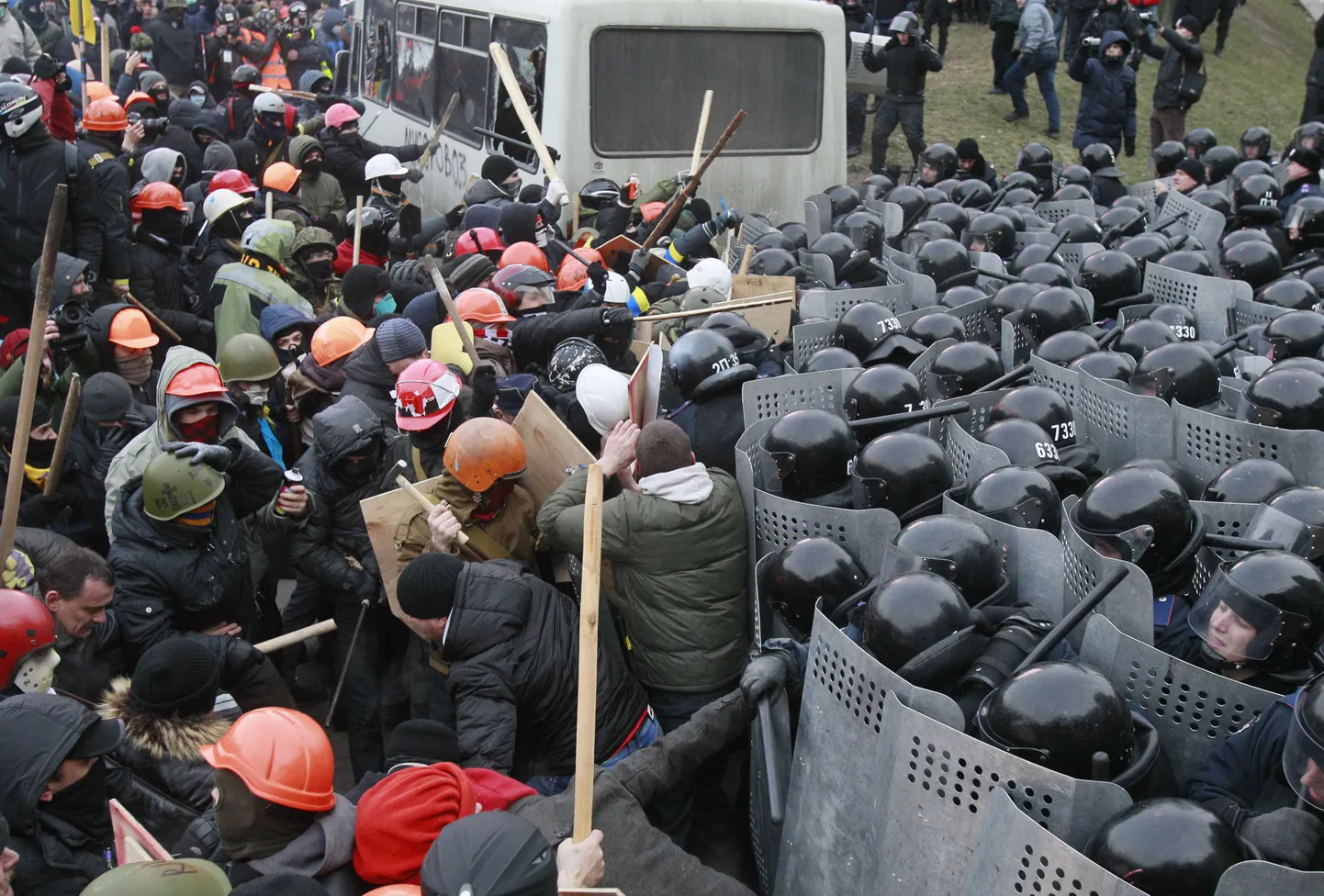 Столкновения протестующих с милицией в Киеве.