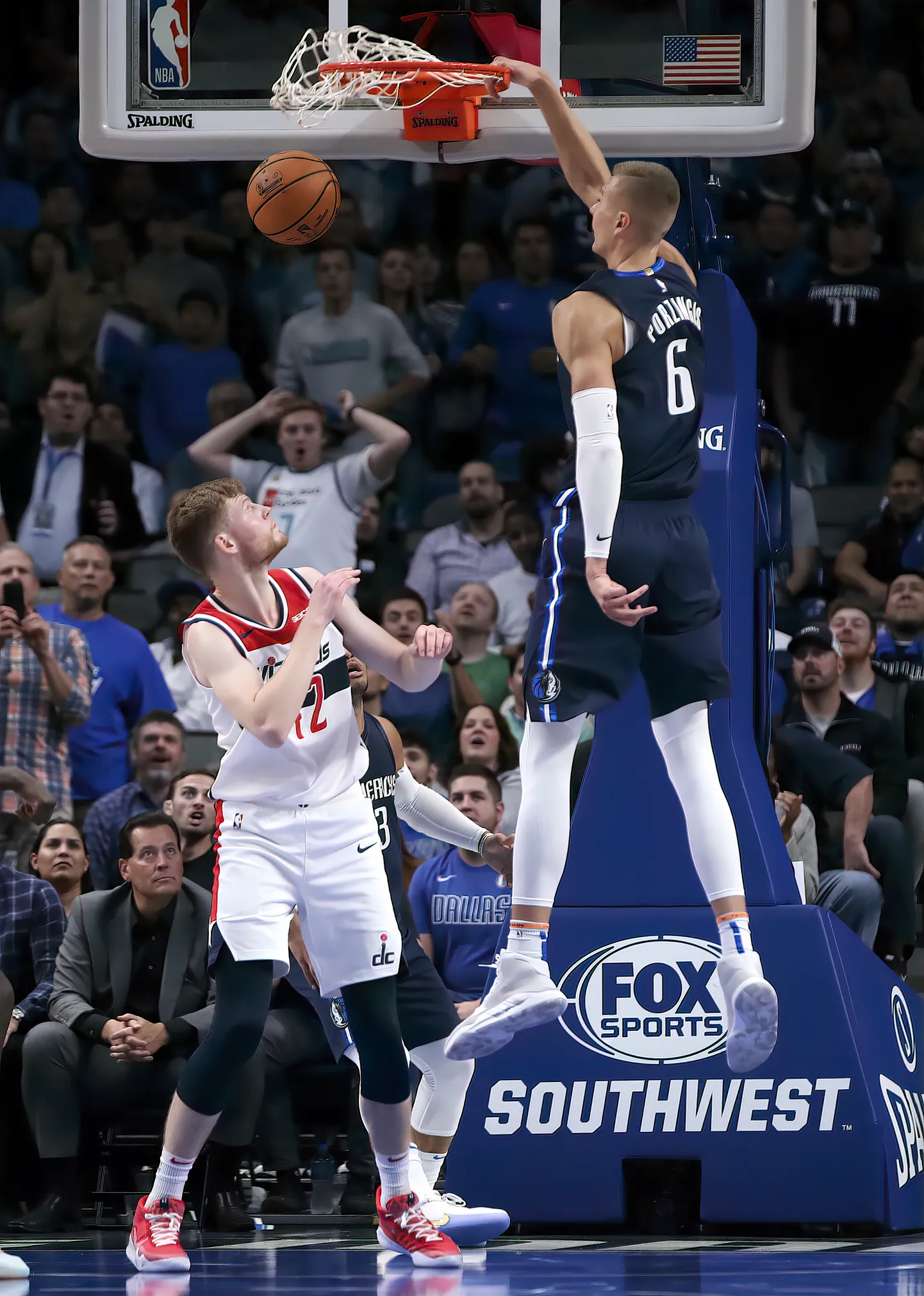 Davis Bertans (vasakul) saab nüüd kaasaelada kaasmaalasele Kristaps Porzingisele (paremal), kes jahib Dallasega meistritiitlit.