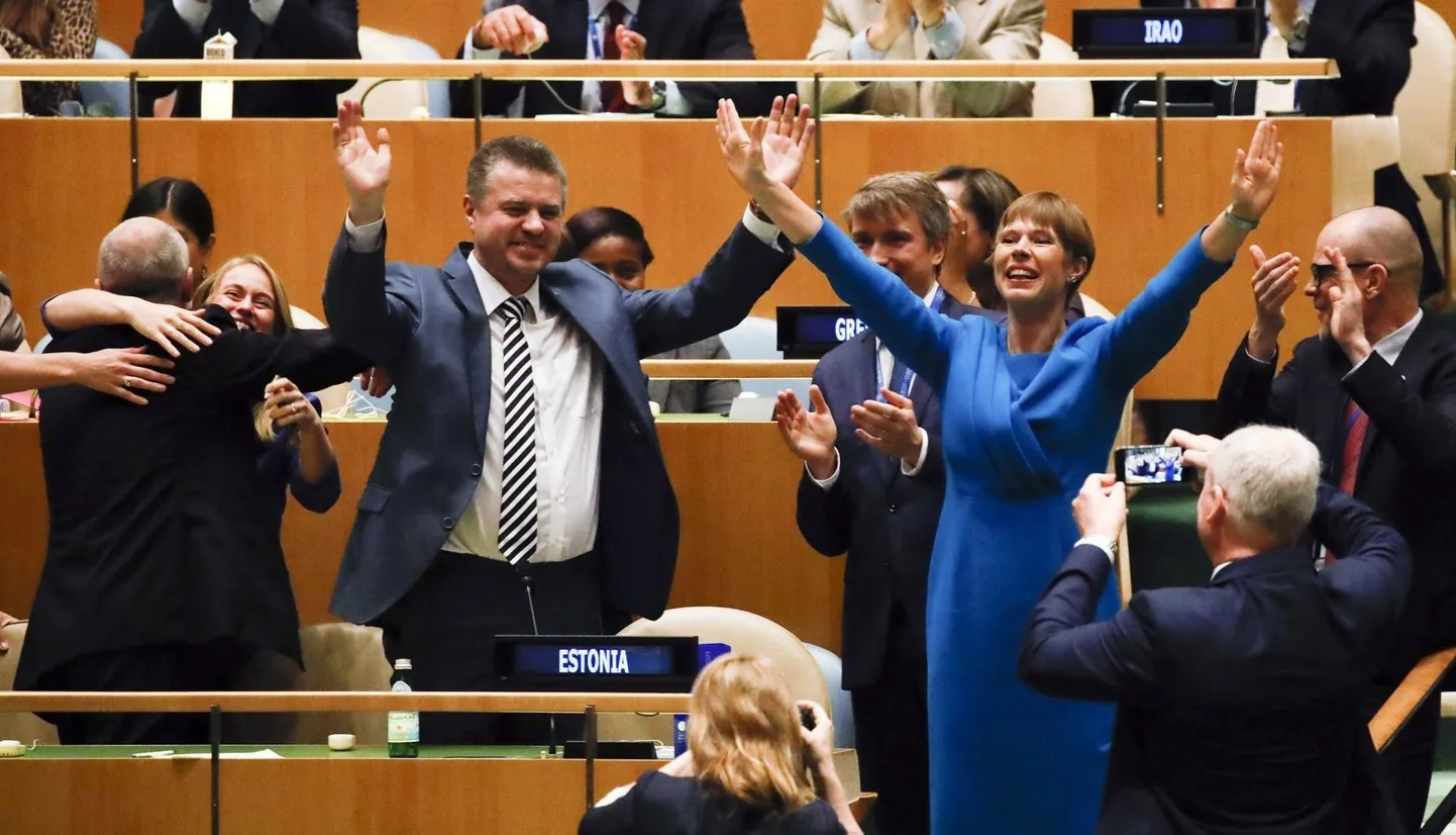 President Kersti Kaljulaid ja välisminister Urmas Reinsalu juubeldamas Eesti valimise puhul ÜRO Julgeolekunõukogu mittealaliseks liikmeks.  FOTO: Jason Szenes