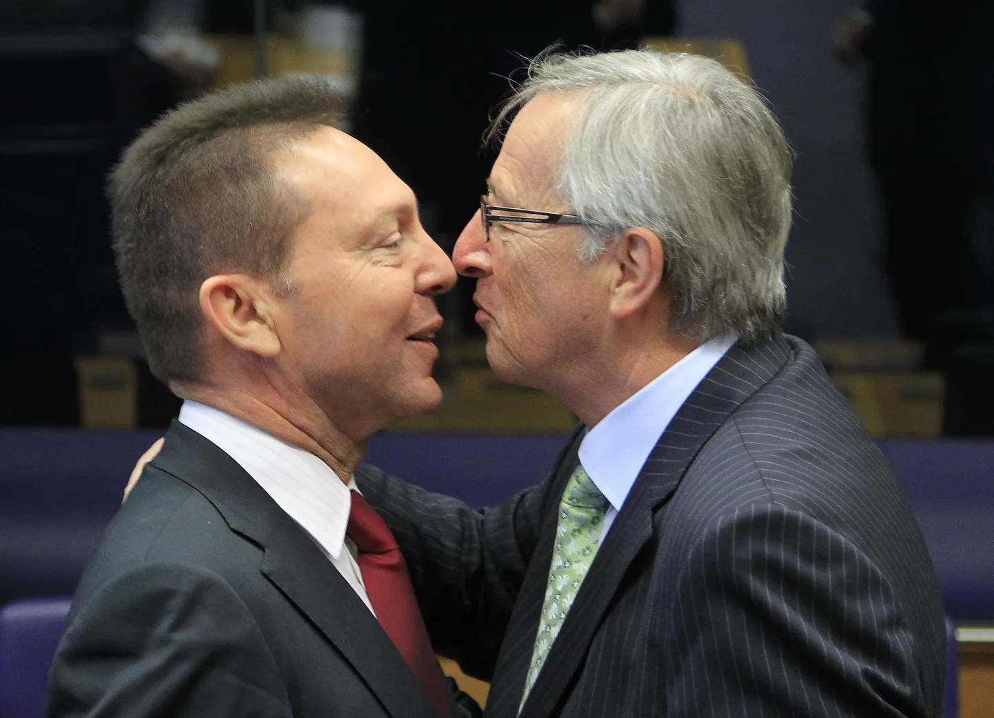 Kreeka rahandusminister Yannis Stournaras ja Eurogrupi juht Jean-Claude Juncker eile Luxembourgis teineteist tervitamas.