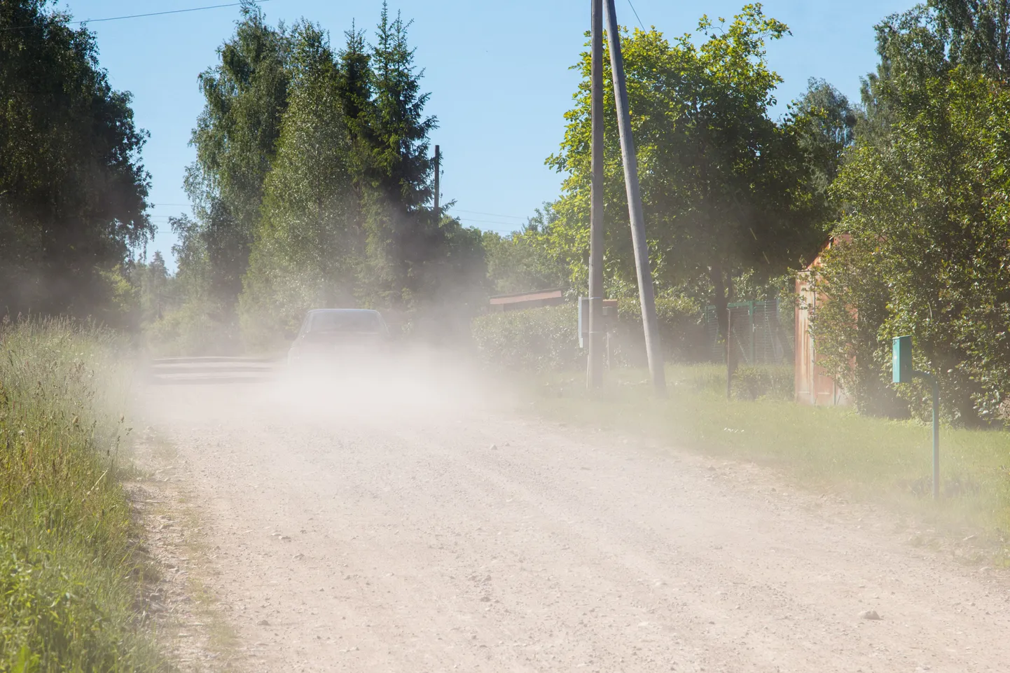 Praegu tuleb Raavitsa küla elanikel tolmuse teega leppida.