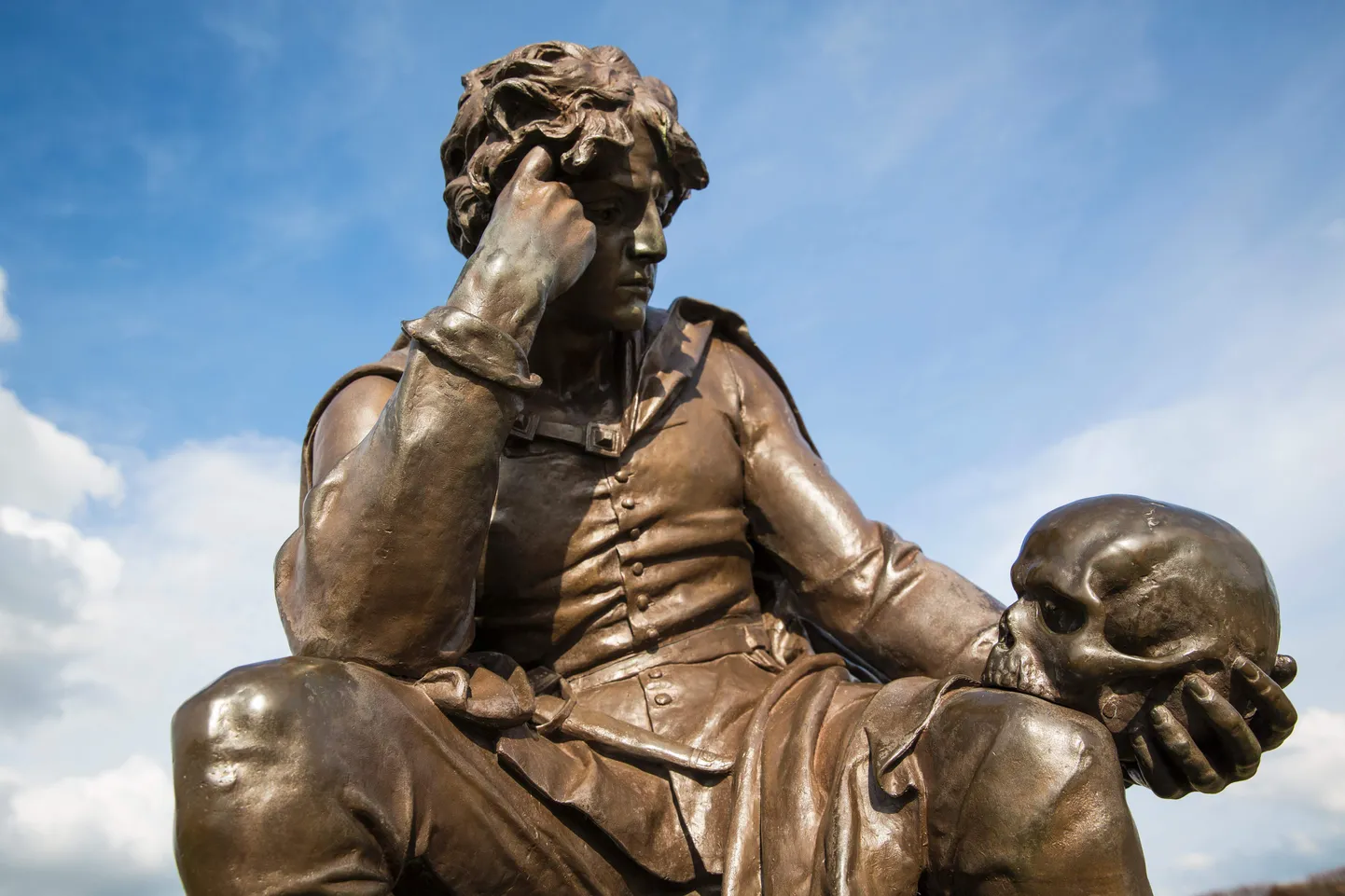 Shakespeare'i Yoricku pealuuga. Skulptuur.