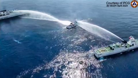 Hiina rannikuvalvelaevad ründasid kaht Filipiinide alust veekahuritega