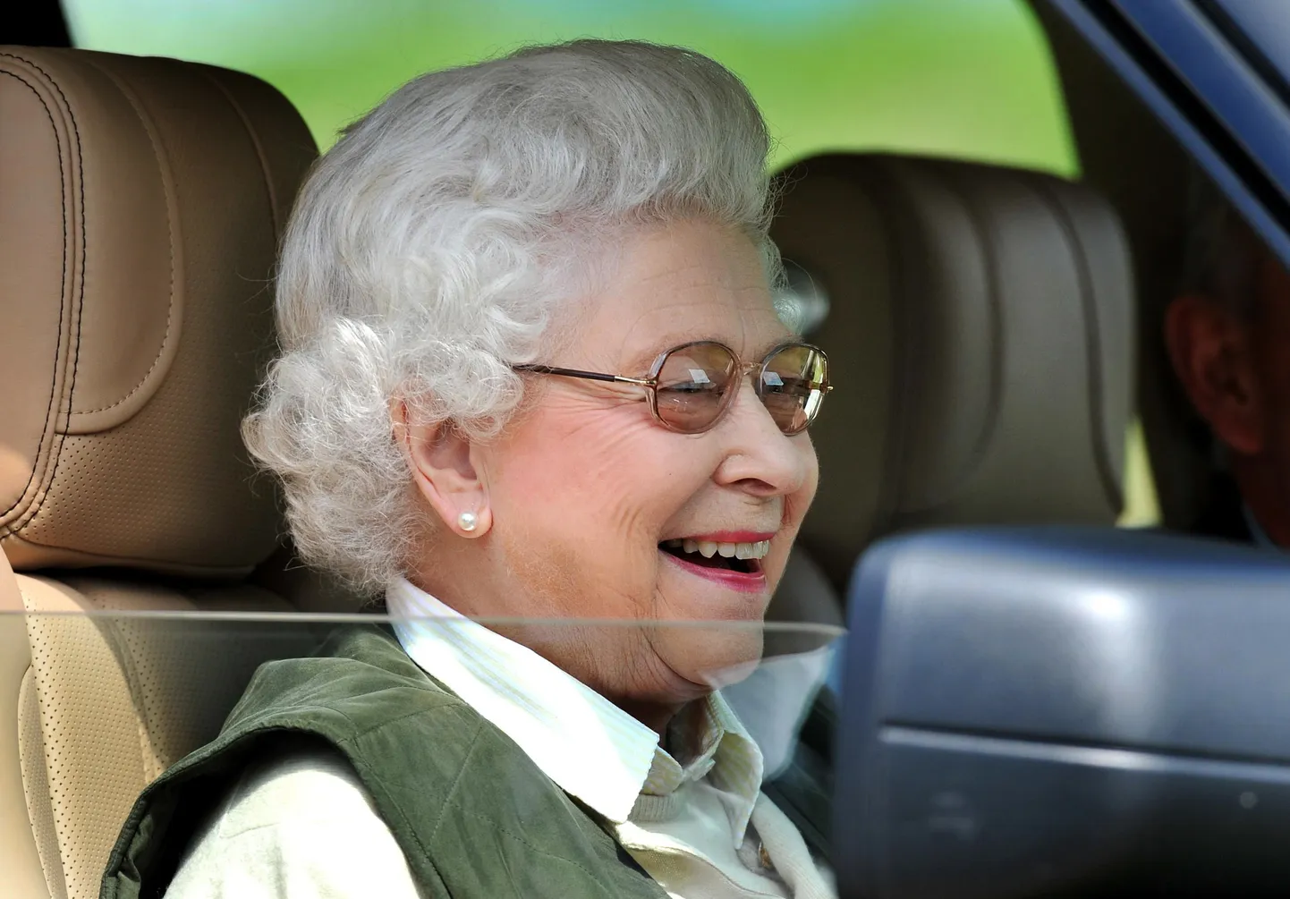 Kuninganna oma Land Roveri roolis