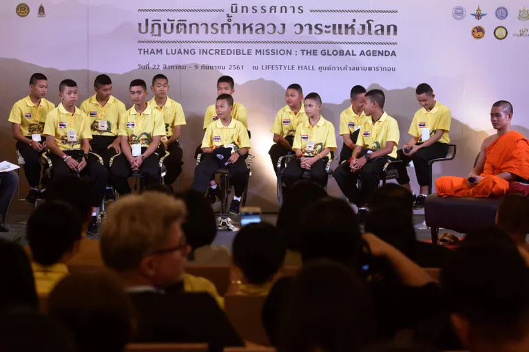 Koopast päästetud jalgpallipoisid Bangkoki ostukeskuses toimunud sündmusel
