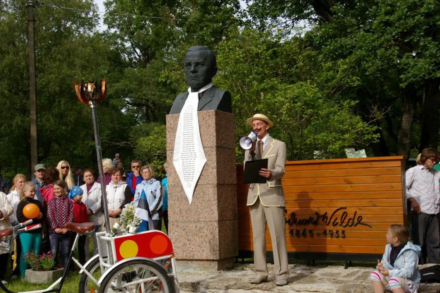 Laulupeoratturid Eduard Vilde ausamba juures.