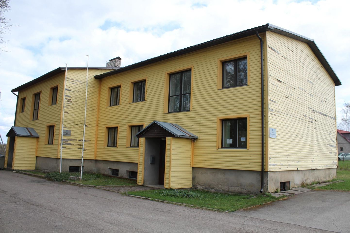 Endine Saksi vallamaja Moe külas. Saksi oli omaette vald aastatel 1993–2005, siis ühines see koos Lehtse valla ja Tapa linnaga Tapa vallaks.