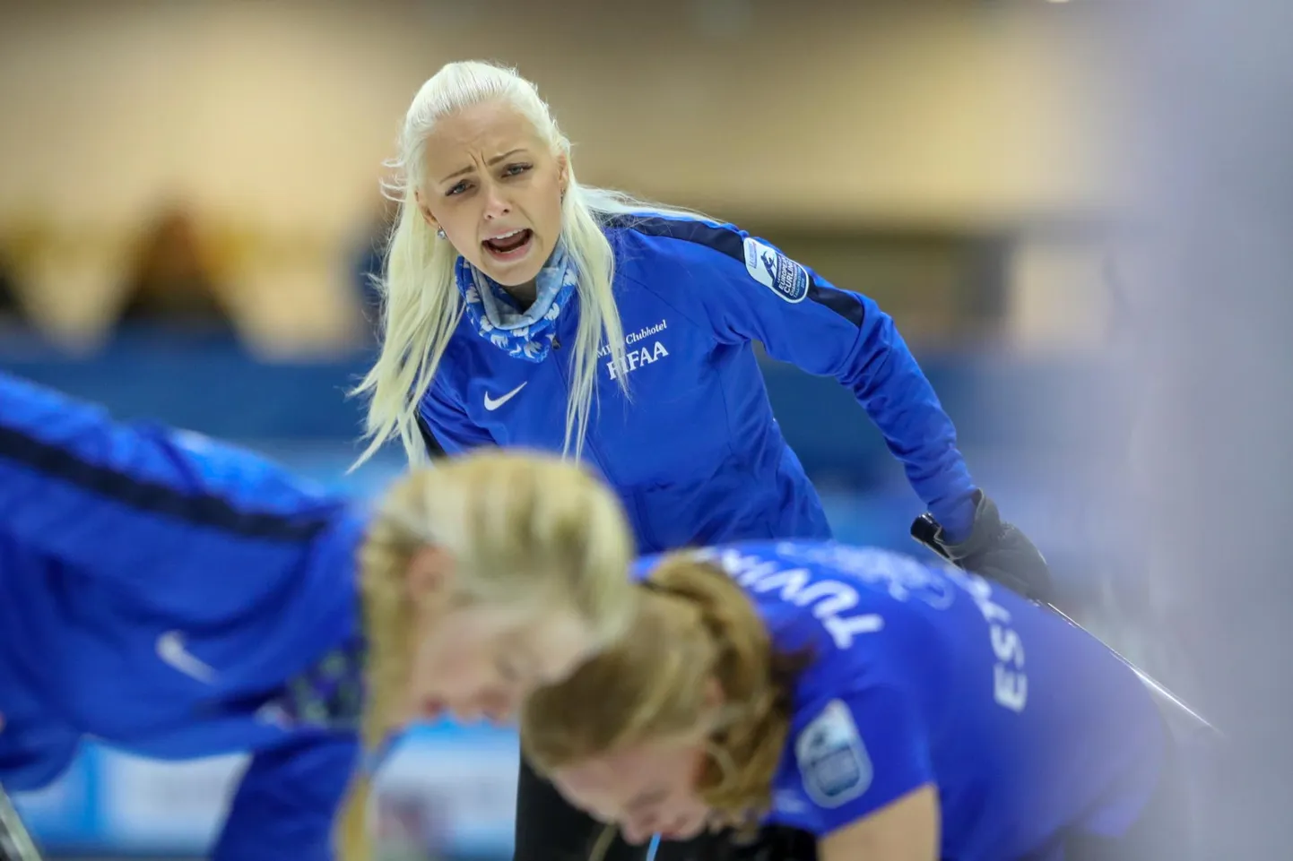Marie Turmann tiimikaaslasi juhendamas.
