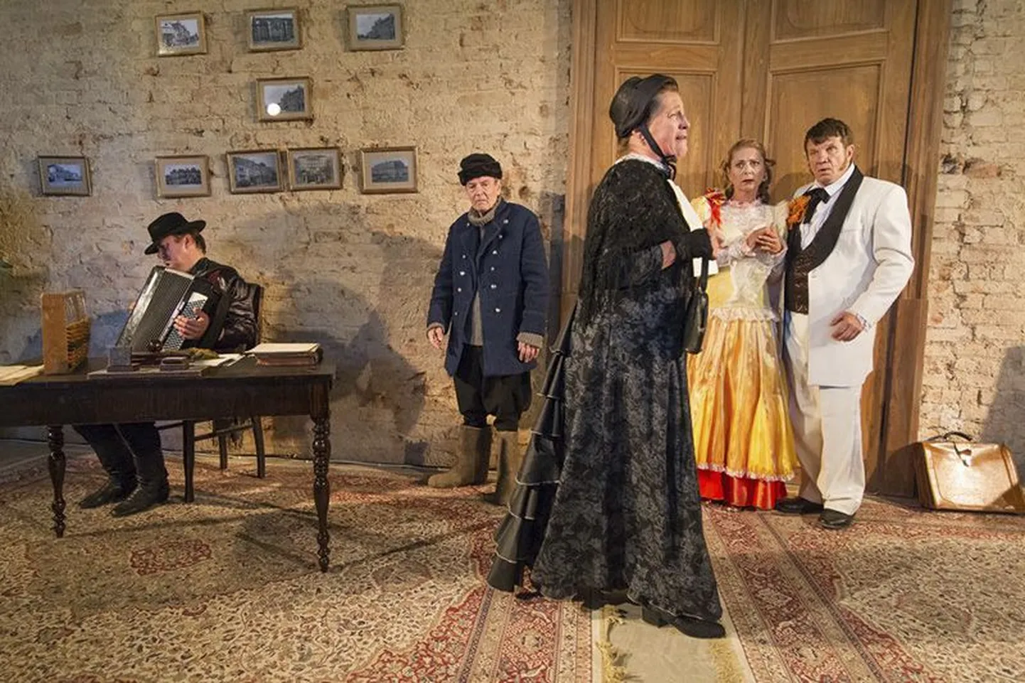 Madam Mertšutkina (Anne Reemann, esiplaanil) lööb pangarahvast nii oma isiku kui ka nõudmistega .