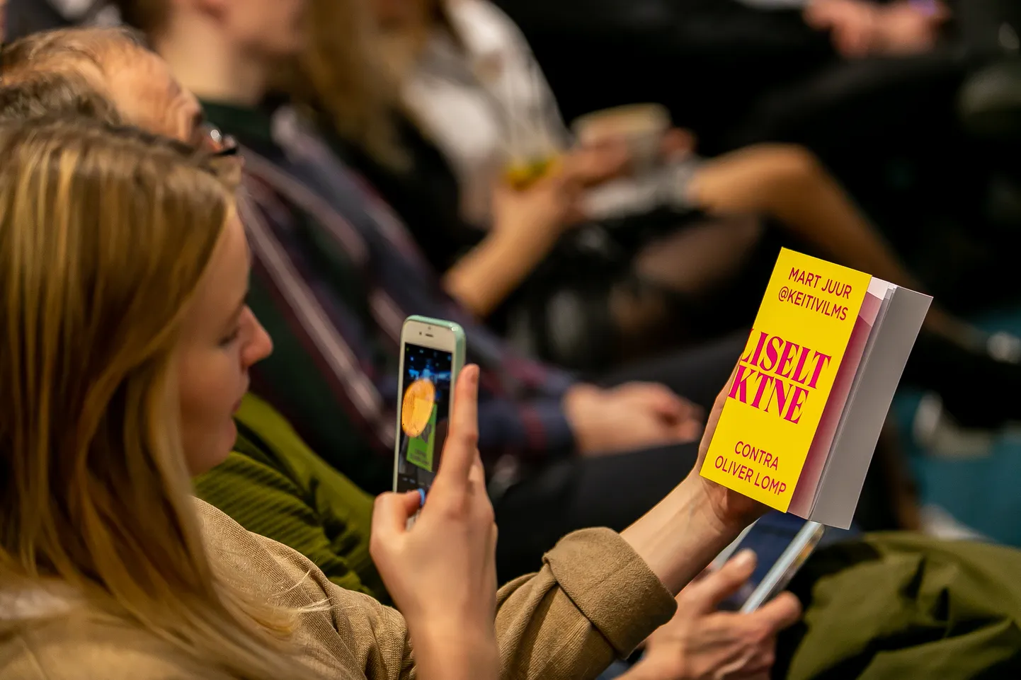 Keiti Vilms, Mart Juur, Contra ja Oliver Lomp esitlesid Viru Keskuse Rahva Raamatus uut kalambuurikogumikku "Poeetiliselt korrektne".