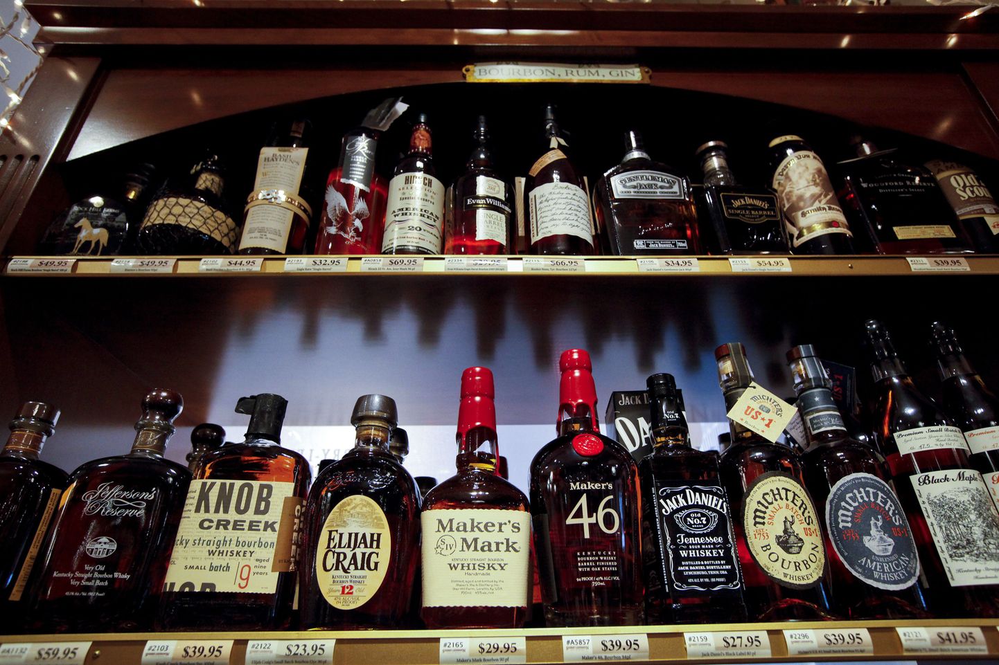 Burbooni viskid New Yorgi kaupluse riiulil.