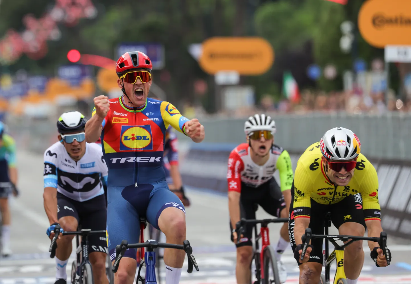 Mads Pedersen võitis Giro avaetapi.