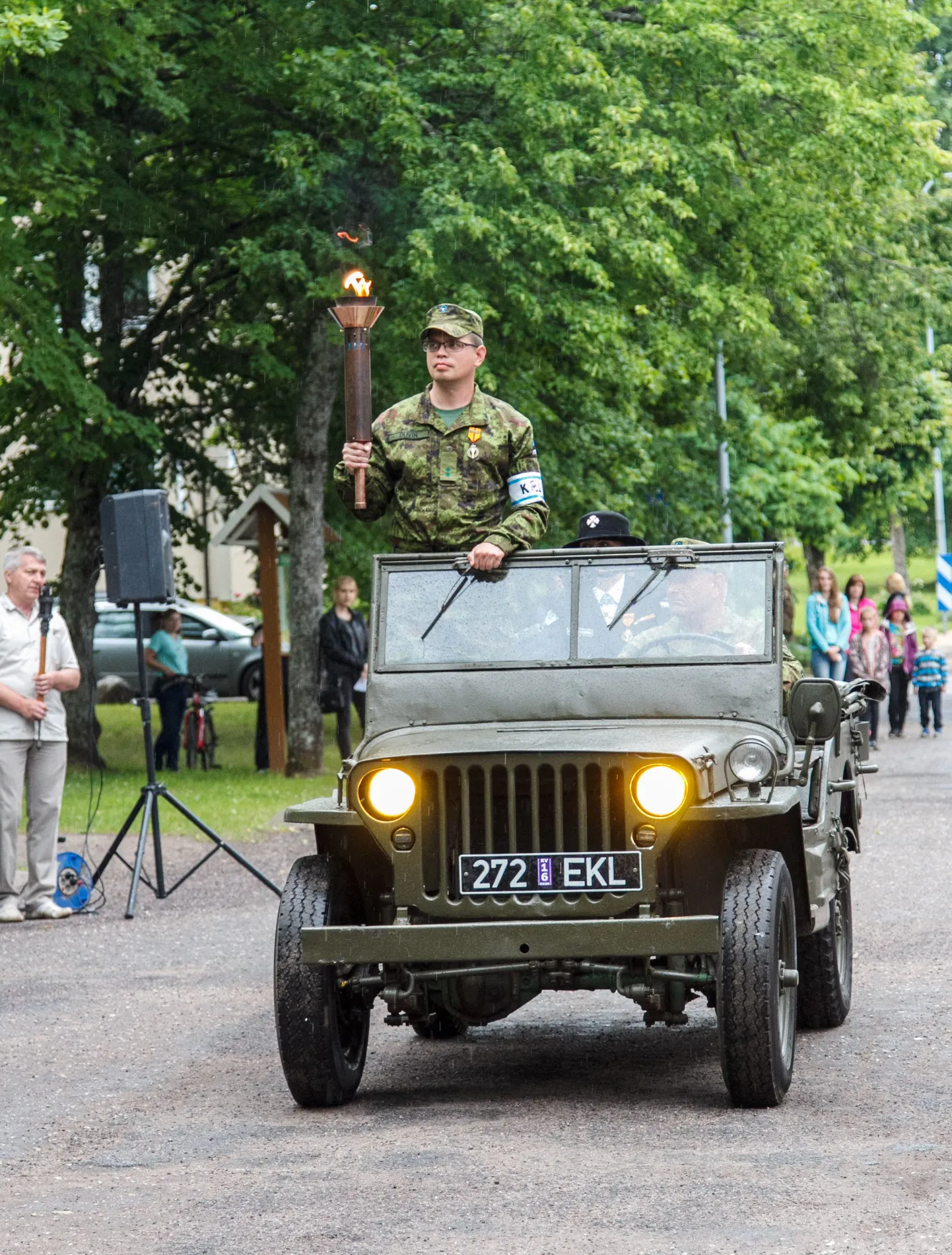 Mullu tõid võidutule Hiiumaalt Valgamaale Kaitseliidu Valgamaa maleva nooremleitnant Toomas Duvin ja nooremveebel Anu Lillipuu-Blank.