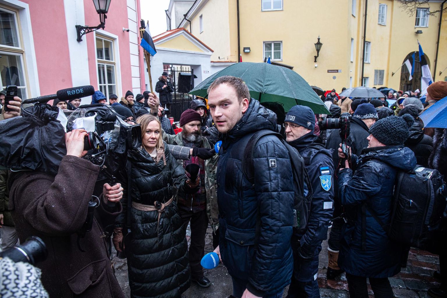 Valitsusvastane meeleavaldus Stenbocki maja ees. Esiplaanil Sander Punamäe rahvaküsitlust tegemas.