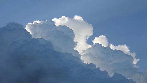 Otrdien saule mīsies ar mākoņiem