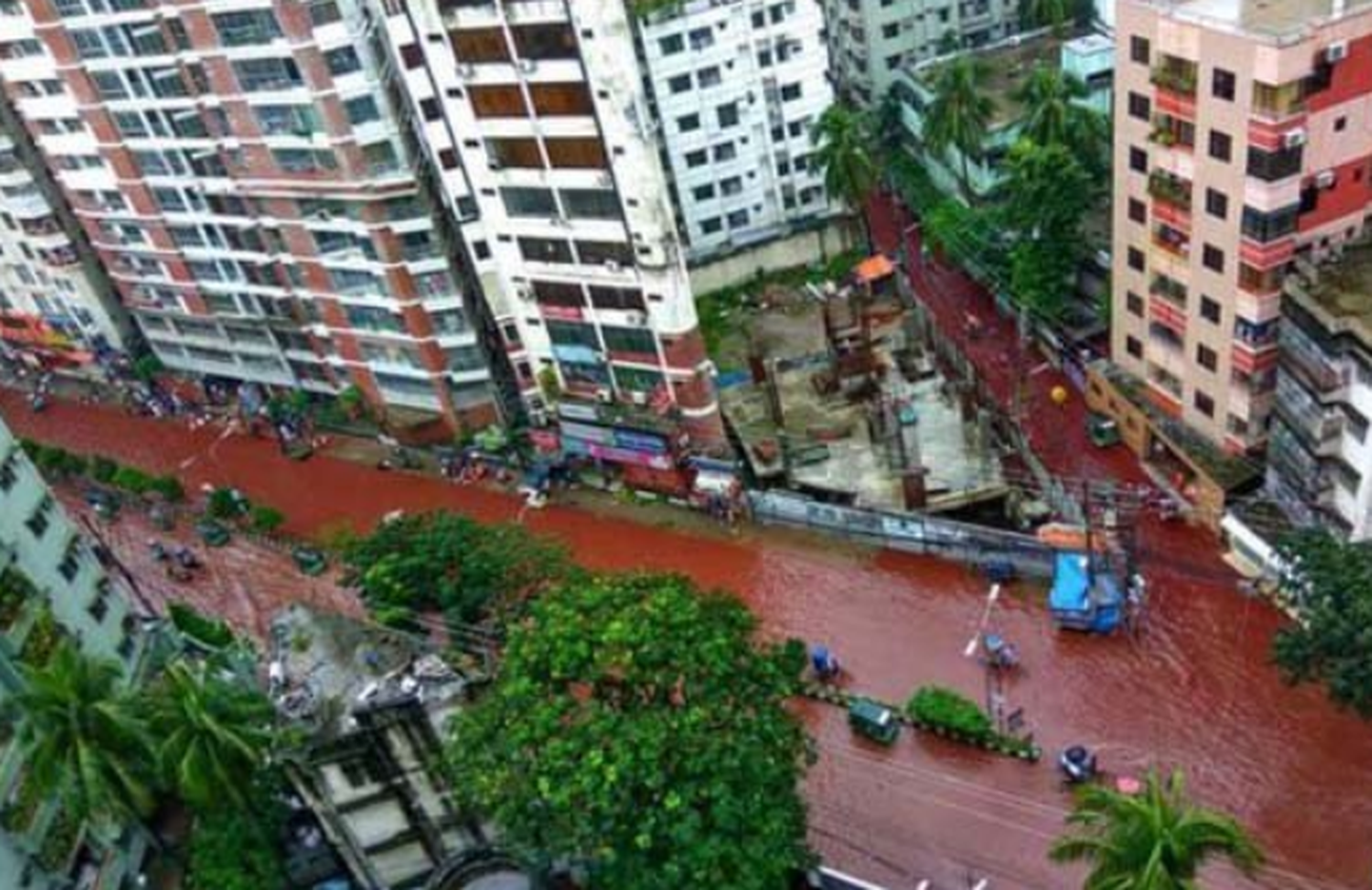 Verest punased Dhaka tänavad.
