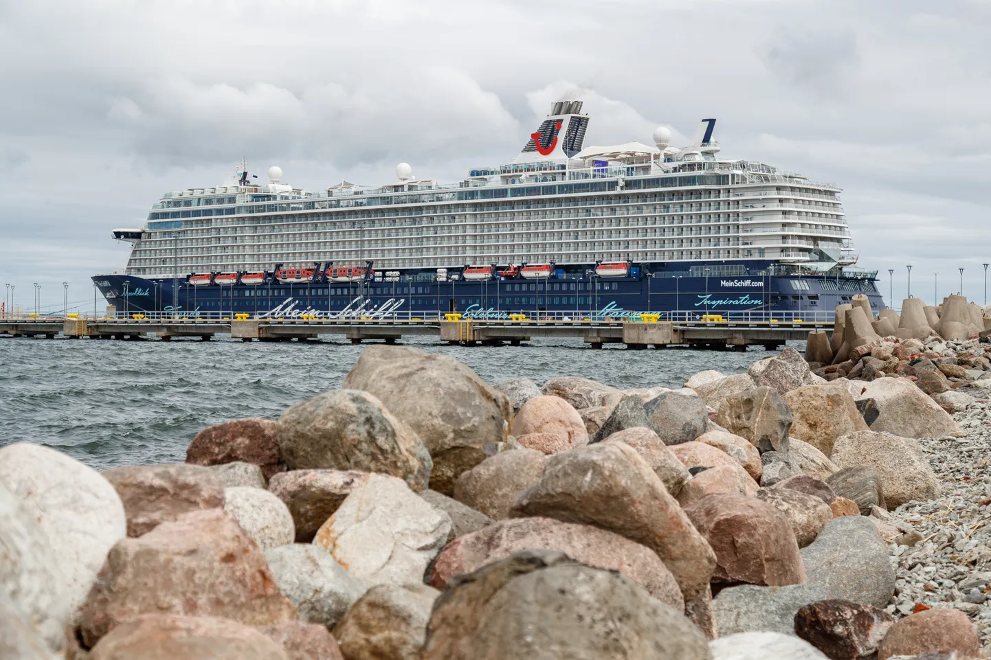 Mein Schiff 6 maikuus Tallinna sadama kruiisilaevade kai ääres.