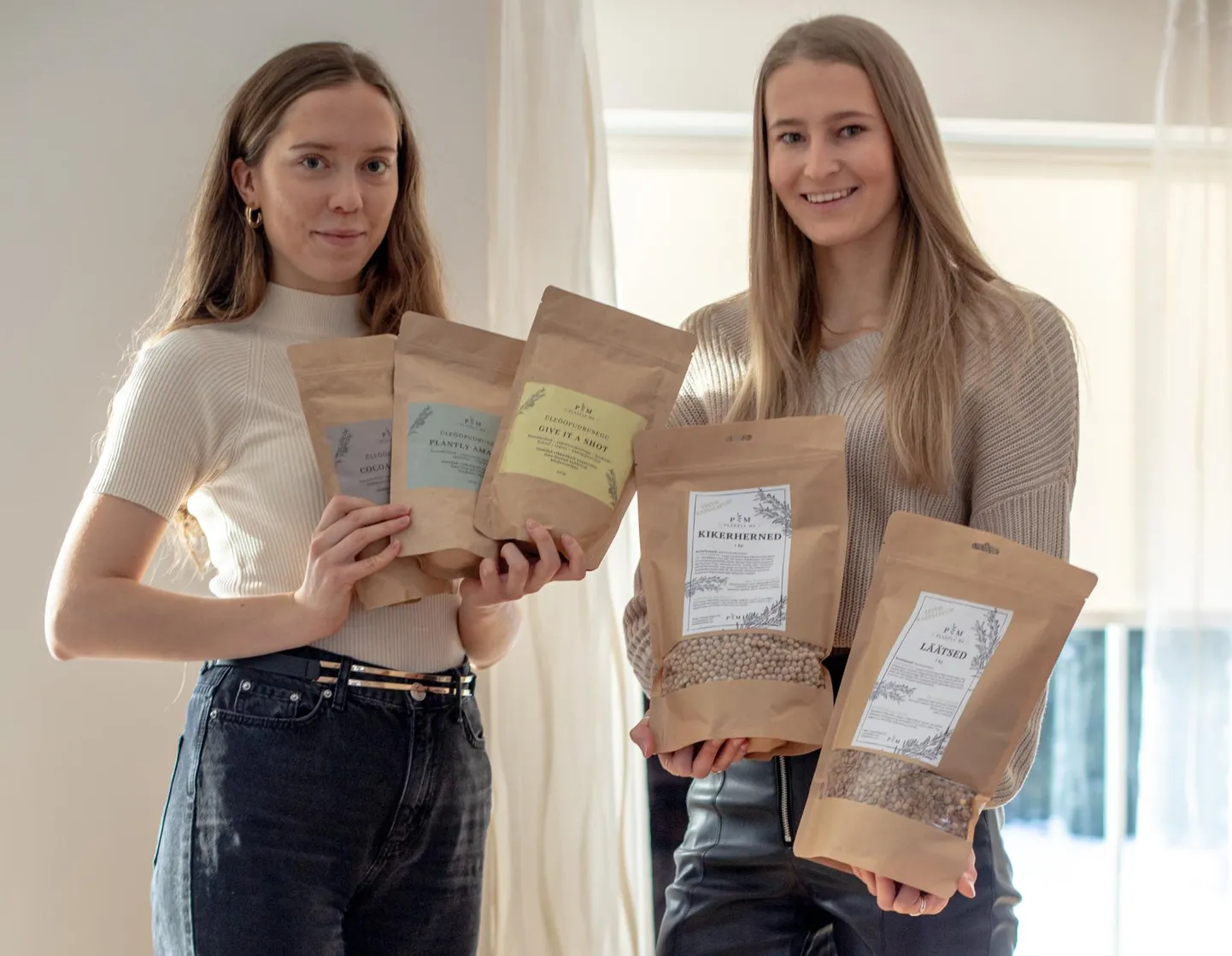 Helena Ajaots (paremal) ja Elisa Maria Saarnak turustavad kikerherneid ja läätsesid, mida kasvatavad Helena isa ja onu.