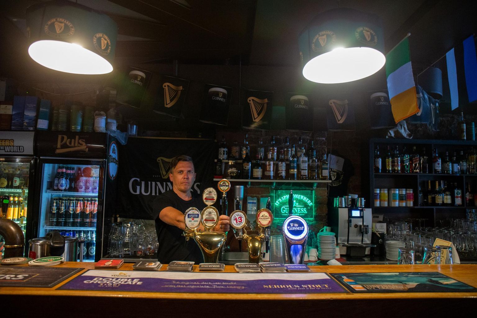 В непростые времена собственник ирландского паба Мярт Меэсак работает за барной стойкой.