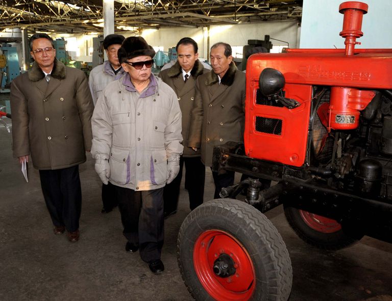 Põhja-Korea praeguse liidri isa Kim Jong-il (paremalt kolmas) samas Kumsongi traktoritehases 2009. aastal.
