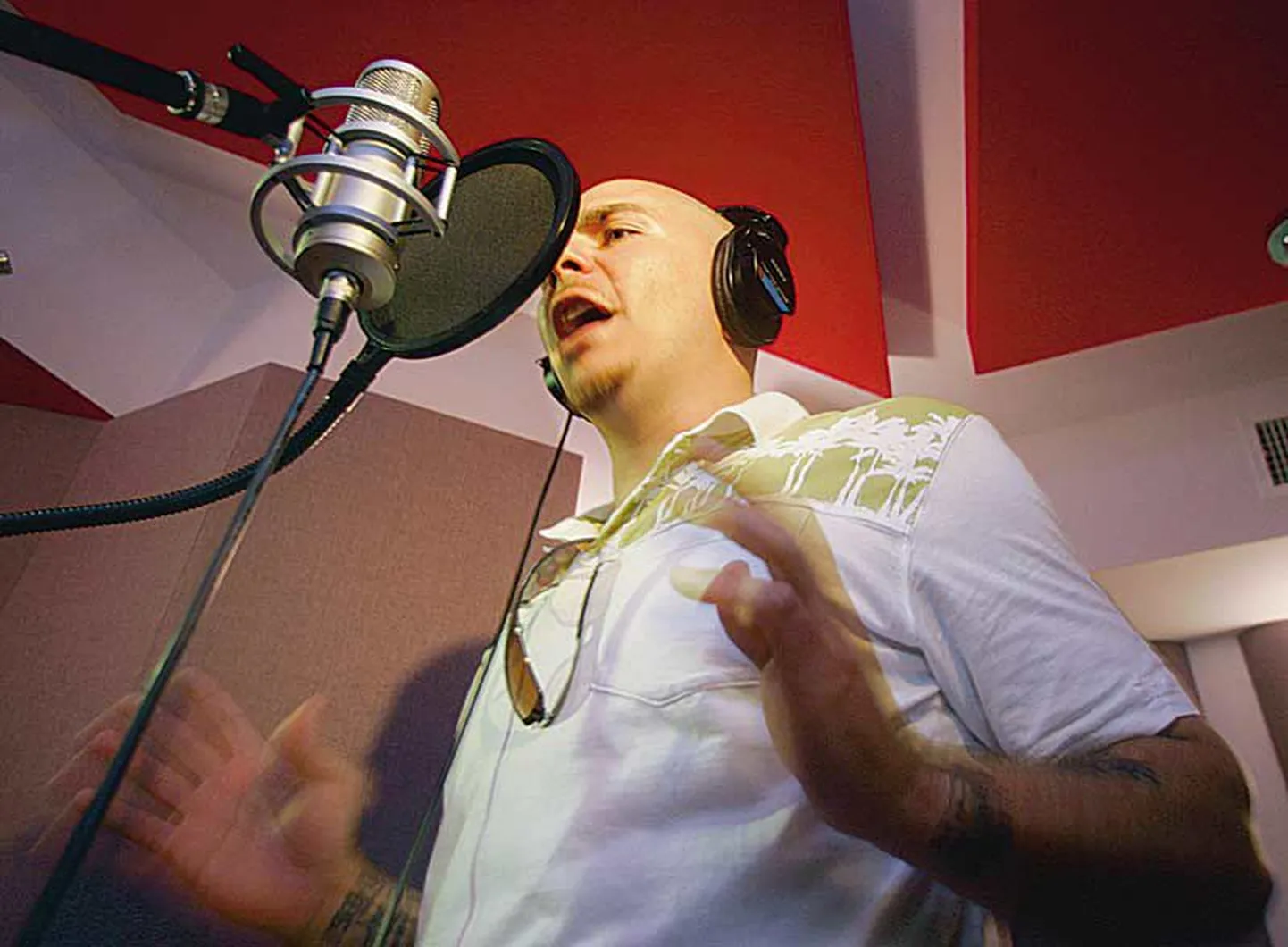 Hiphopi staar Pitbull laulis koos teiste muusikutega aprilli lõpul Miamis sisse Ameerika hümni hispaaniakeelse popversiooni.