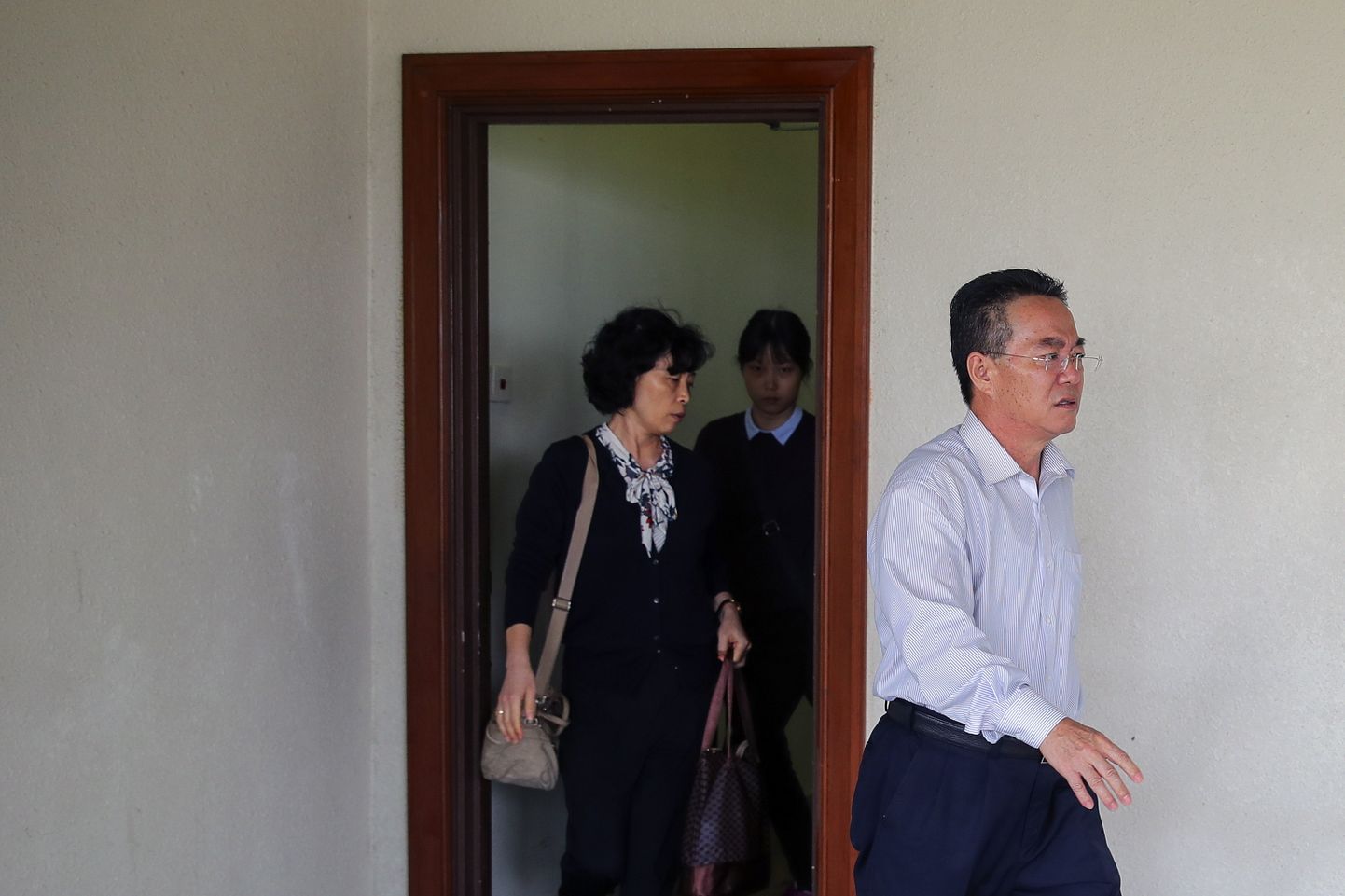 Põhja-Korea Malaisia saatkonna nõunik Kim Yu-song ja Põhja-Korea ärimehe Mun Chol-myongi sugulane lahkumas Kuala Lumpuri kohtust pärast otsust anda ärimees USA-le välja.