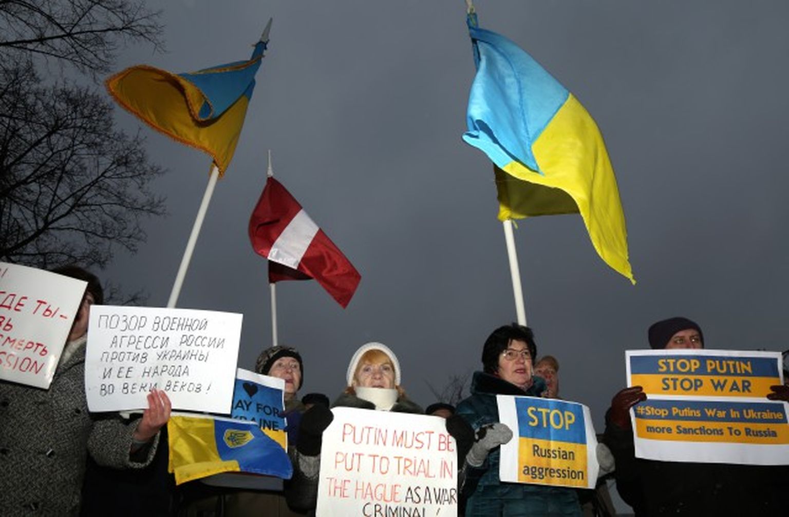 Pretim Krievijas vēstniecībai norisinās biedrības "Latvijas Ukraiņu kongress" rīkotā protesta akcija pret Krievijas agresiju Ukrainā