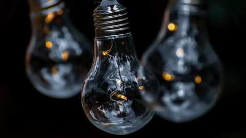 Pirmdienas vakarā Latvijā bez elektrības ap 54 000 klientu