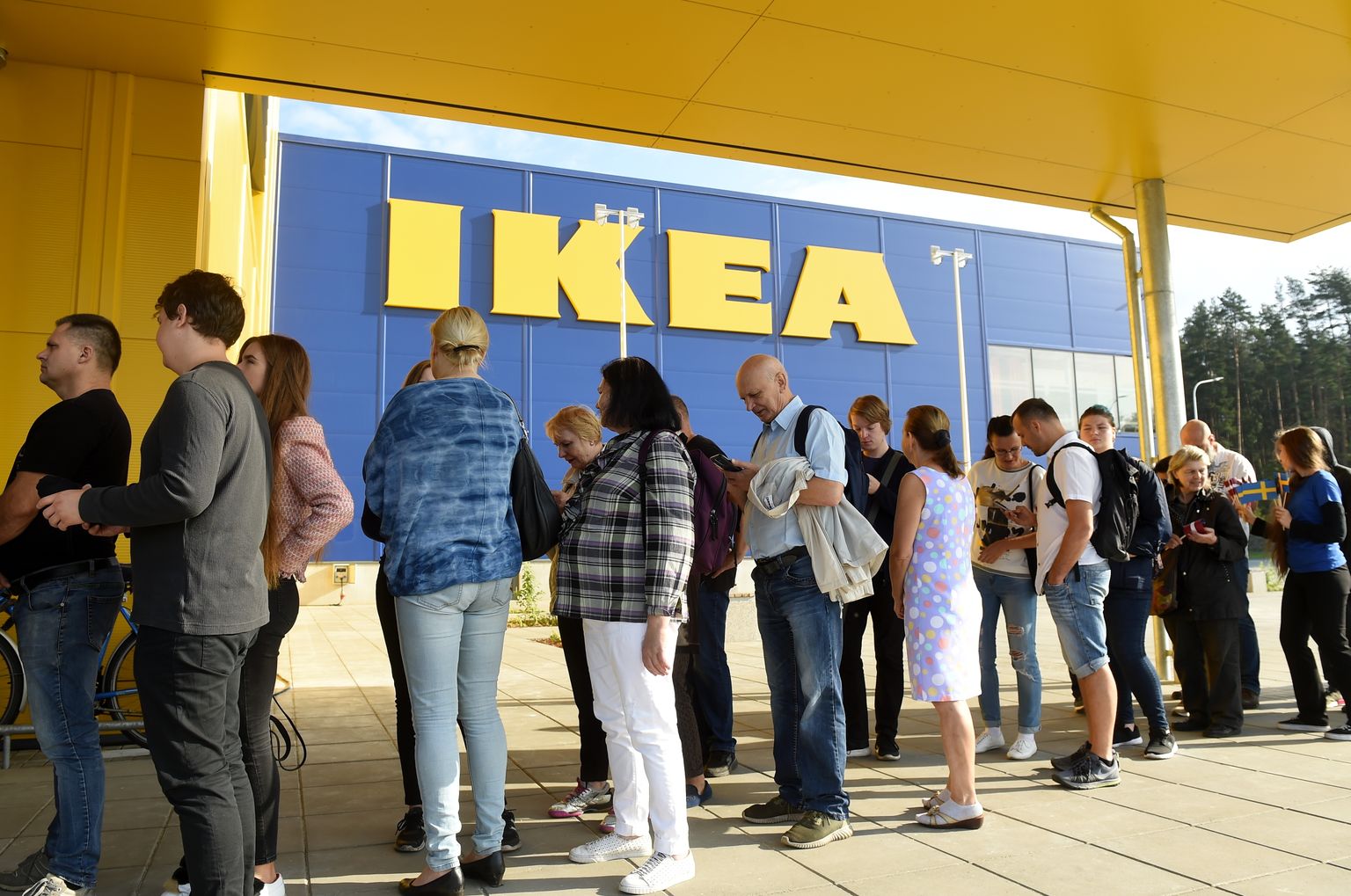 Rinda pie Zviedrijas mājokļu labiekārtošanas preču kompānijas "IKEA" lielveikala pirms tā atklāšanas