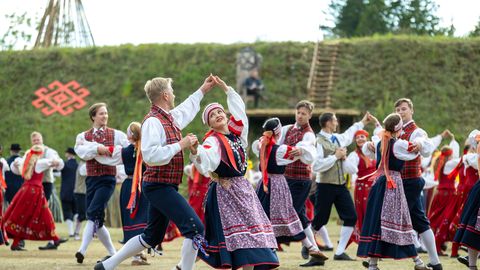 MAHUKAS GALERII ⟩ Alevi staadion muutus tantsukatlaks, rõõmustades kõiki sõltumata east