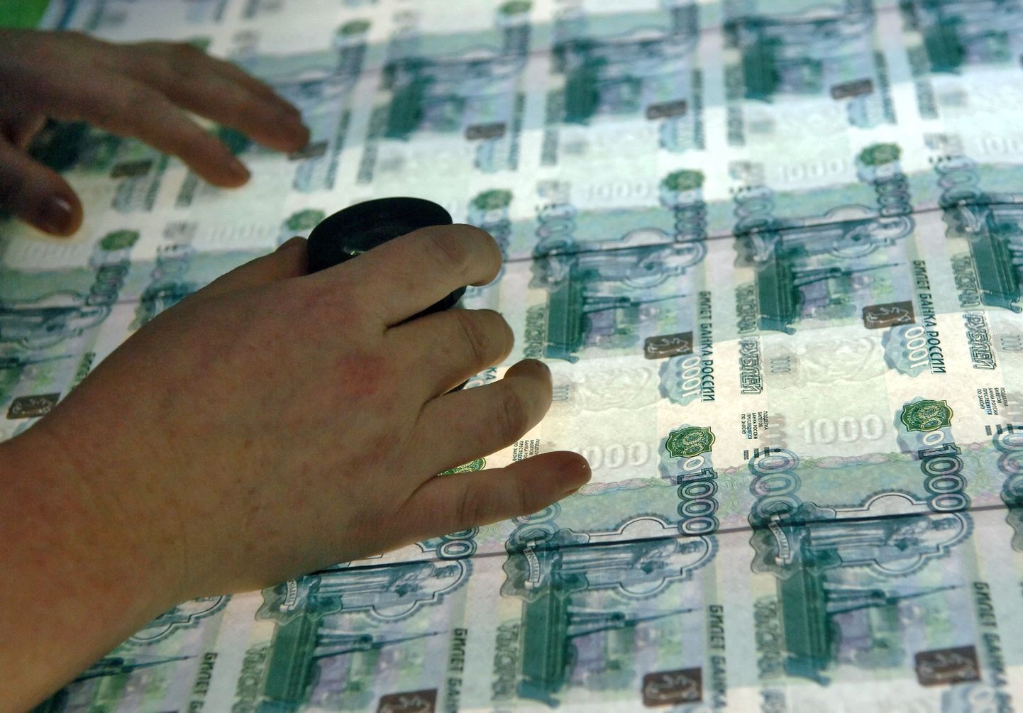 1000-rublased rahatähed Moskva trükikoja kvaliteedikontrollis.